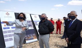 الملك يوجه الحكومة إلى الاستفادة من انخفاض أسعار النفط بهدف تعزيز المخزون الإستراتيجي.