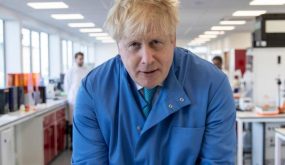 تدهور صحة رئيس الوزراء البريطاني جراء كورونا ونقله للعناية الفائقة