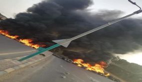 الأزرق : اعمال شغب احتجاجا على تخصيص مدارس لحجز سائقي الشاحنات..صور