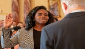 مسؤولة سوداء رفيعة المستوى في إدارة ترمب تقدم استقالتها