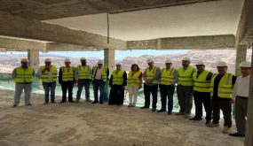 السقاف تطلع على سير العمل في مشروع إعادة تأهيل فندق كراون بلازا/البترا وتلتقي رئيس سلطة اقليم البترا