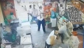 بالفيديو … مجموعة اشخاص يعتدون على محل بيع خضار في ام السماق والامن يضبط احدهم
