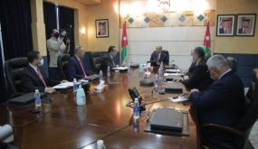 الرزاز يتراجع عن توجهات اصدرها لدراسة احالة من بلغت خدمتهم في القطاع العام 28 عاما على التقاعد !!!