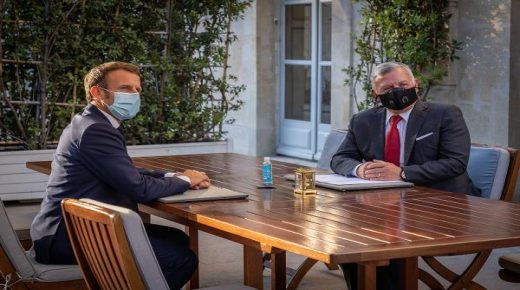 الملك وماكرون يؤكدان عمق العلاقات الثنائية