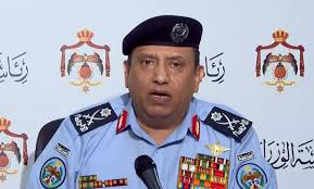 مدير الامن العام يُكرم ضابطا أنقذ فتاة هددت بالانتحار