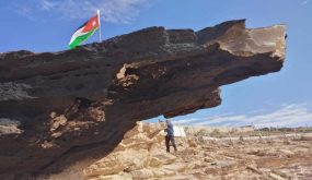 الامن العام : نحقق في حادثة الاعتداء وتحطيم اجزاء من صخرة ذيبان .
