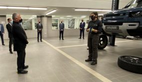 الملك يفتتح أكاديمية “جاكوار لاند روفر” للتلمذة المهنية