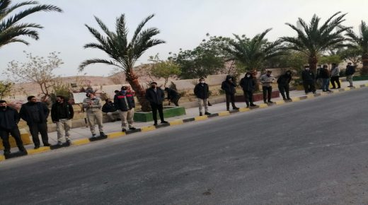 بالفيديو والصور .. وقفة احتجاجية بالعقبة ” للمتدربين من حملة الدبلوم ” امام المجمع الصناعي للفوسفات