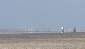 فرق البحث والانقاذ تواصل تمشيط منطقة واسعة للبحث عن ثلاثة اشخاص حاصرتهم السيول في منطقة الرويشد .