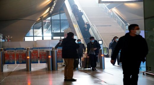 أشخاص يضعون كمامات في محطة سكك حديد ووهان في ووهان يوم الثالث من فبراير شباط 2021. تصوير: آلي سونج - رويترز