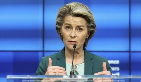 فون دير لايين: على أسترازينيكا أن تعوّض تأخرها للاتحاد الأوروبي قبل التصدير إلى الخارج