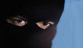 ملثم يسلب محل صرافة بالهاشمي الشمالي