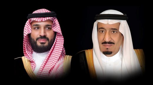 الملك سلمان وولي عهده يعزيان الملك