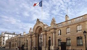 حاملا زجاجة حارقة… رجل يحاول التسلل إلى قصر الإليزيه