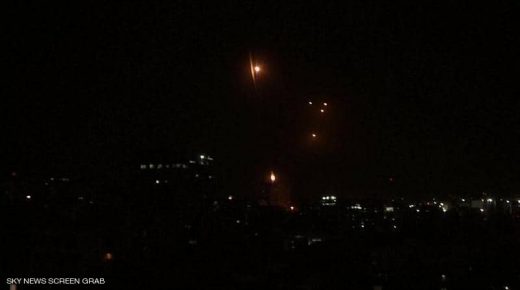 صواريخ على تل أبيب وإصابة مباشرة لمبنى في الرملة