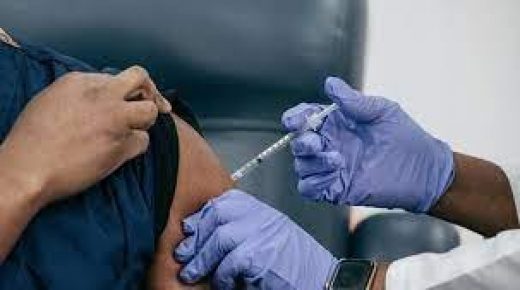 تطعيم 550 معلماً ومعلمة بلقاح كورونا بالاغوار الشمالية