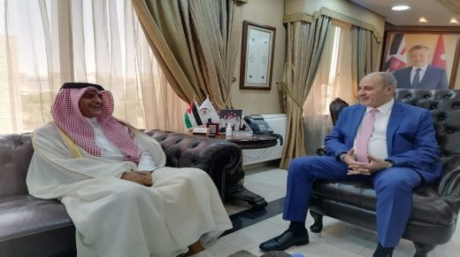 وزير العمل يلتقي السفير القطري