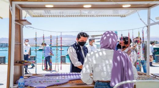 ولي العهد يطلع على مشغولات يدوية لأبناء وبنات العقبة في واحة آيلة