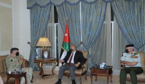 رئيس الوزراء يلتقي رئيس اركان الدفاع البريطاني