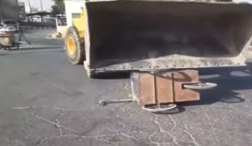 الشواربة يُعوض مالك العربة التي طحنتها جرافة للامانة داخل سوق الخضار المركزي