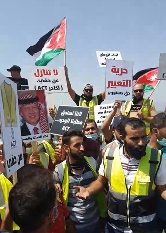 بالفيديو الآن .. وقفة احتجاجية بالعقبة للمطالبة بحقوق عمالية