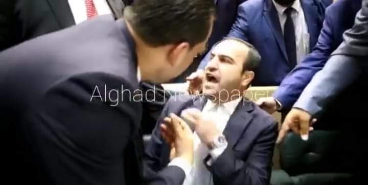 فيديو … نائب يستولي على مقعد الخصاونة تحت القبة ورئيس المجلس يتوعد