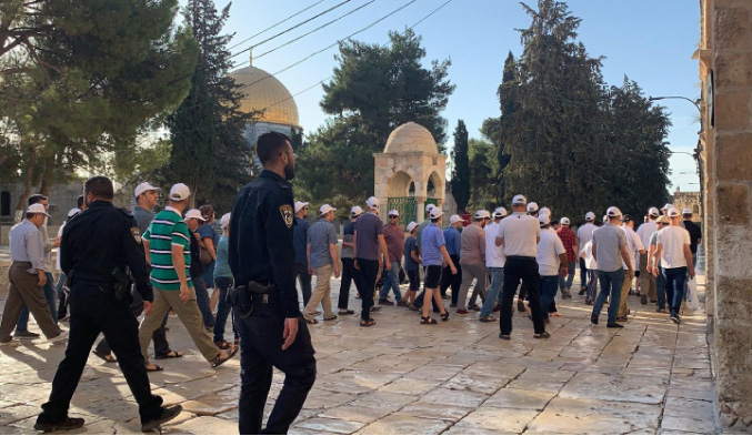 مستوطنون متطرفون يقتحمون الاقصى بحراسة شرطة الاحتلال
