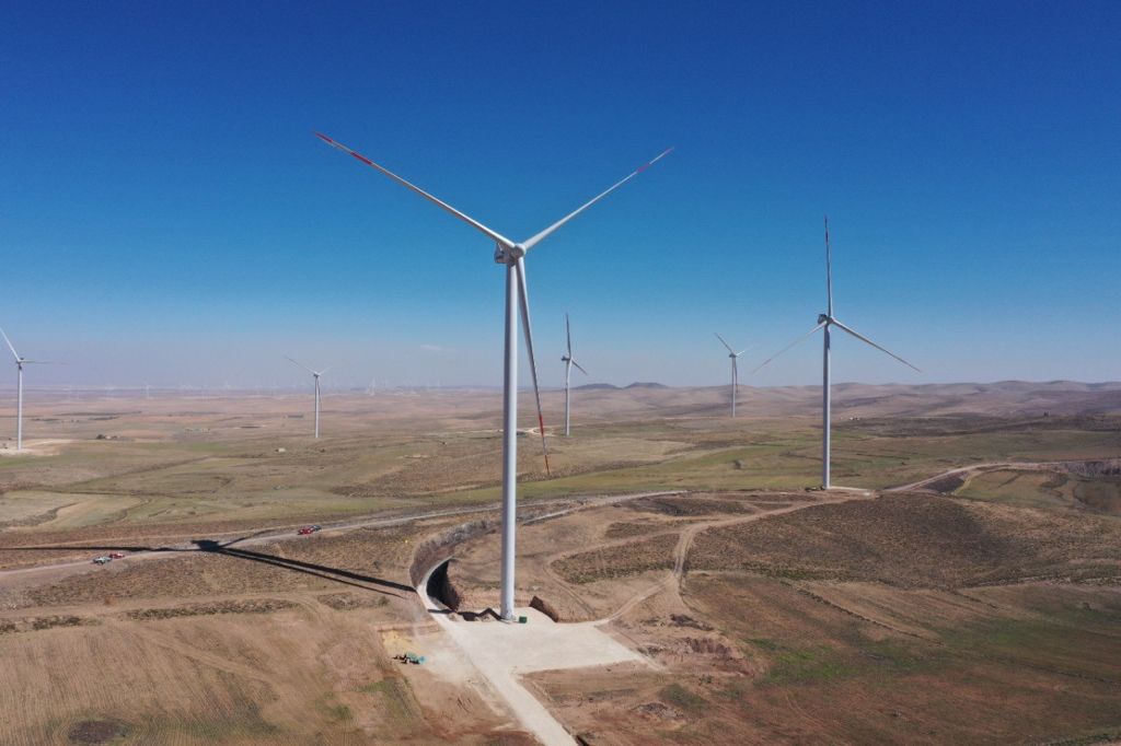 أيميا باور الإماراتية تعلن عن بدء التشغيل لإنتاج الكهرباء من محطتيها في الأردن