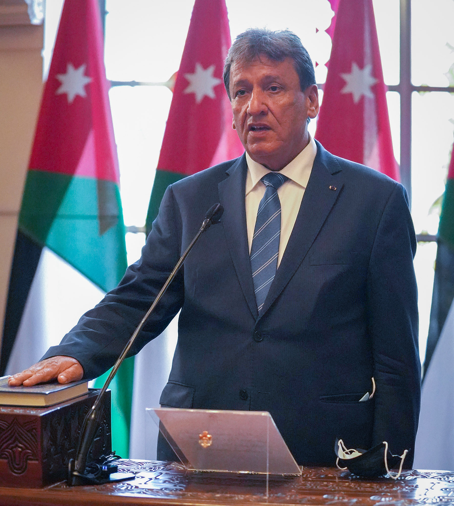 وزير النقل يؤكد ضرورة مواكبة التطورات في صناعة النقل البحري