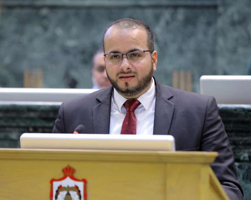 النائب الرياطي يطالب الحكومة بإلغاء حفل لـ عمرو دياب