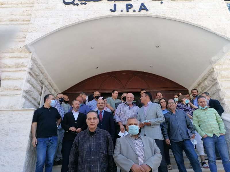 بالفيديو.. الصحفيون يحتجون على نقل زملائهم في التلفزيون.. ويستهجنون مماطلة الحكومة