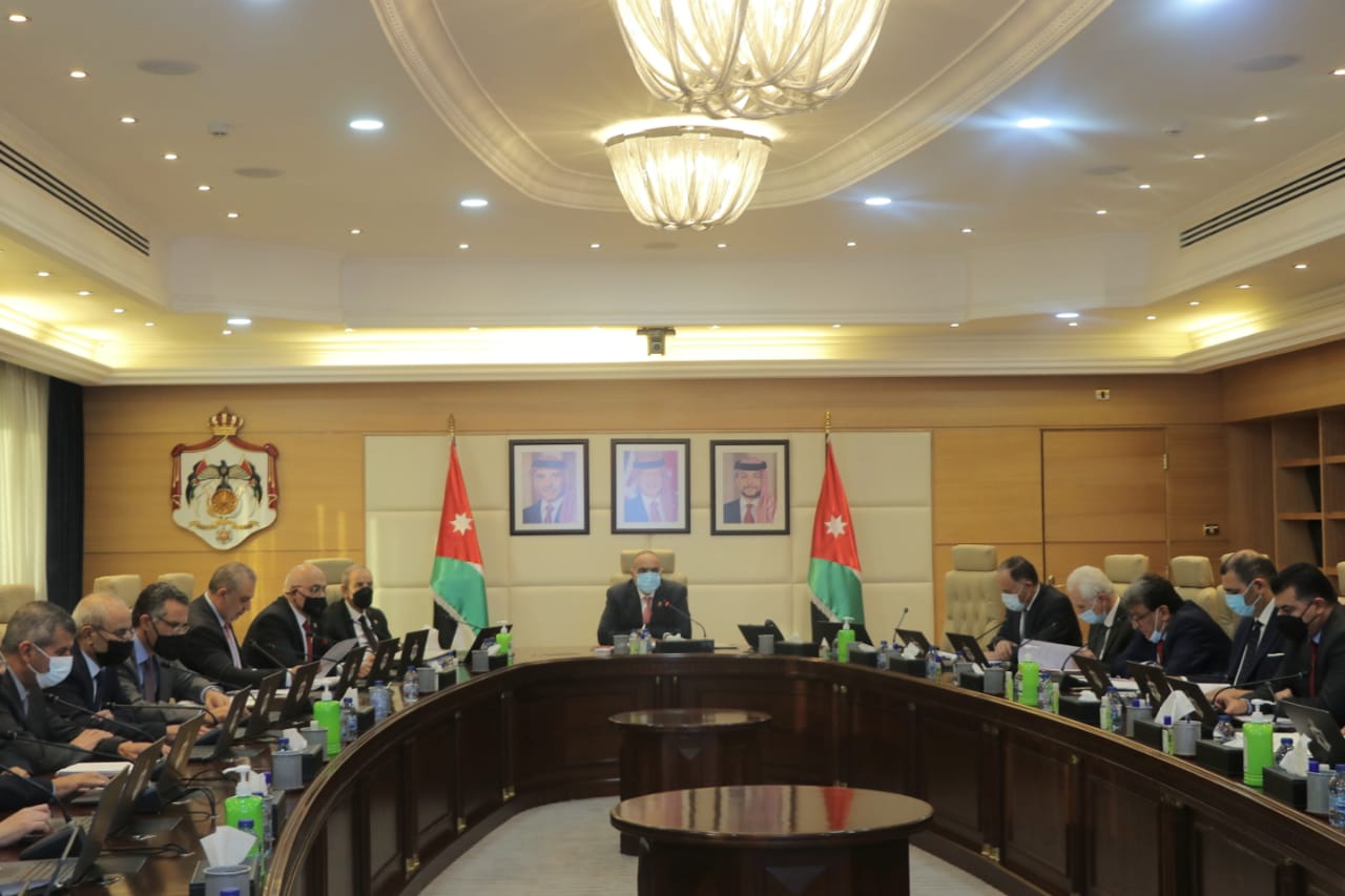 مجلس الوزراء يقرِّر السَّماح بتمديد خدمة الموظَّفين الذين لم تنتهِ خدماتهم