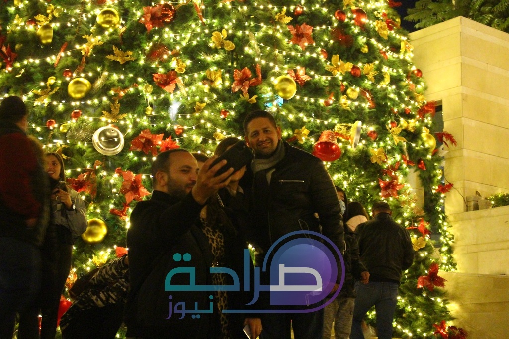 إيجل هيلز الاردن تضيء شجرة عيد الميلاد