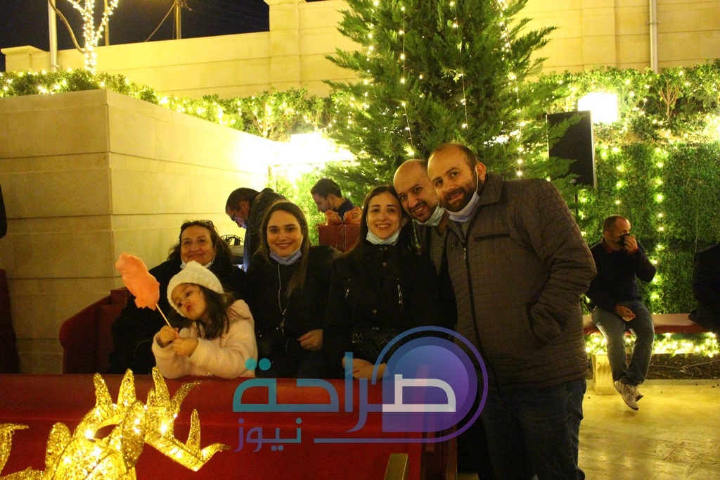 إيجل هيلز الاردن تضيء شجرة عيد الميلاد