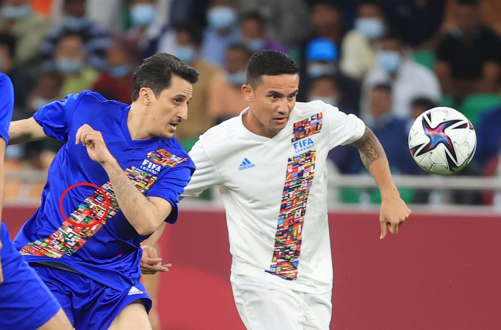اللاعب السعودي نواف التمياط يحجب علم الاحتلال عن قميصه