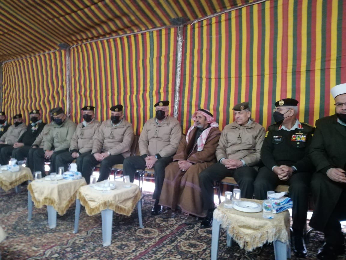 رئيس هيئة الأركان المشتركة يقدم واجب العزاء لذوي الشهيد المشاقبة
