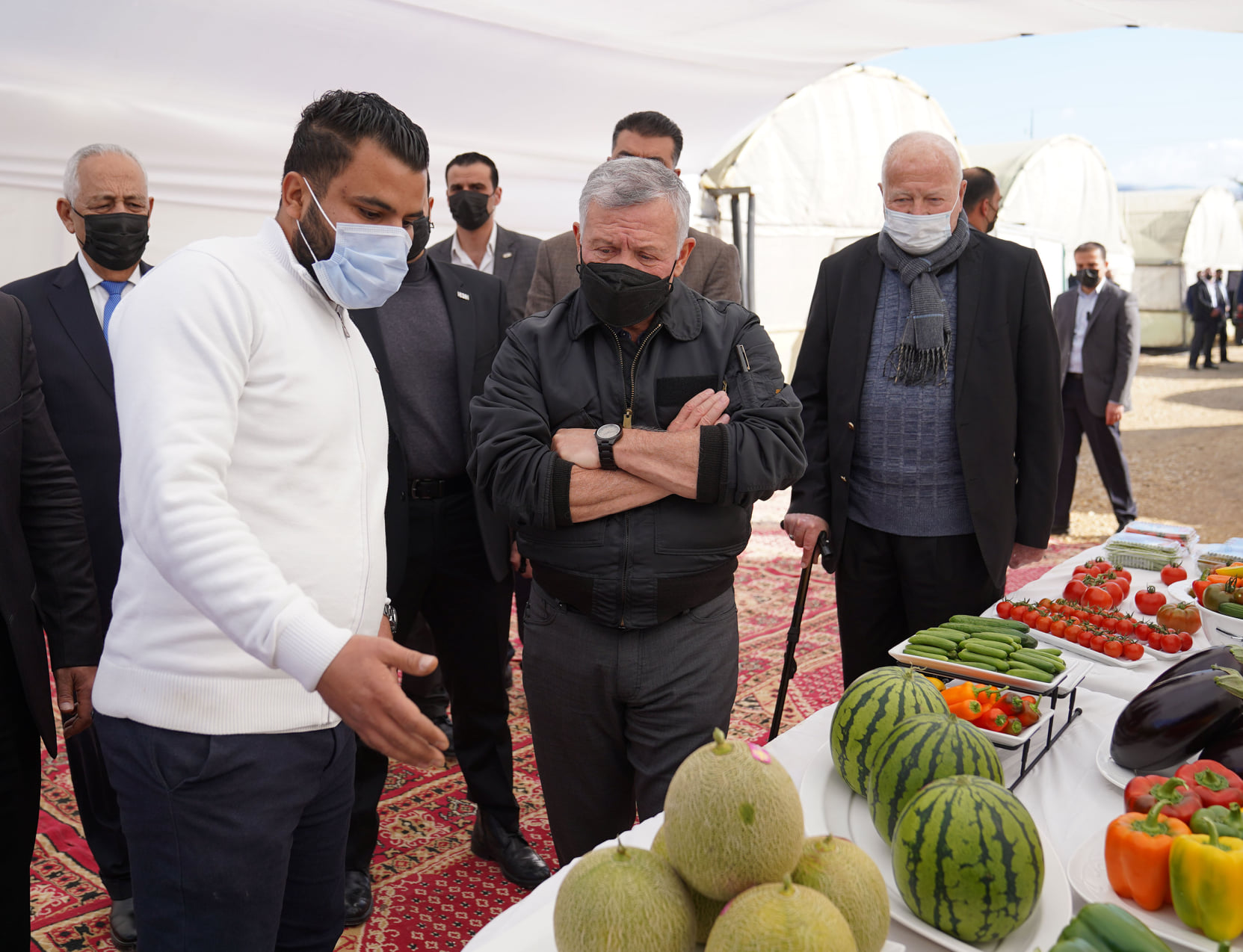 بالصور .. الملك يجول على 3 مزارع بالأغوار تستخدم الوسائل الحديثة