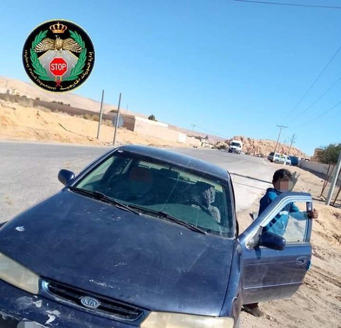 الدوريات الخارجية تضبط حدثا يقود مركبة على طريق القويرة العقبة