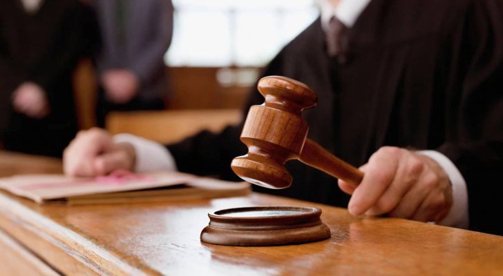 ادانة موظفين استغلا صلاحيات رئيس الوزراء وزورا 100 إعفاء طبي والحكم بحبسهما 3 سنوات