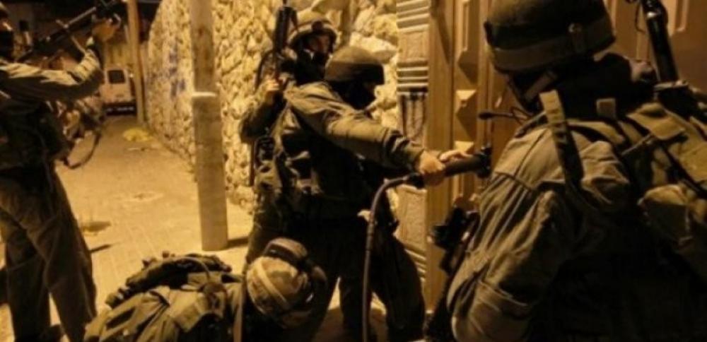 الإحتلال يُنفذ حملة مداهمات واعتقالات ليلة أمس وصباح اليوم