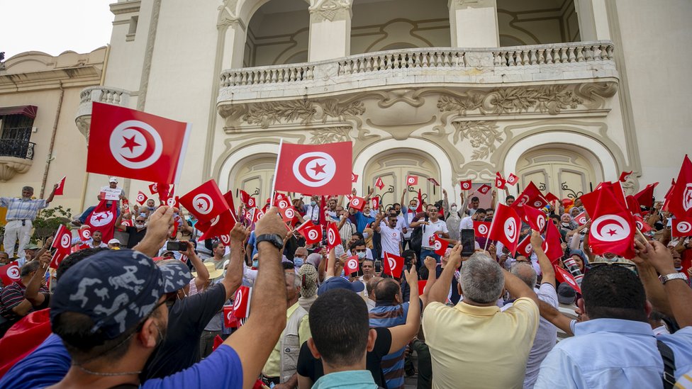 تمديد حالة الطوارئ في تونس