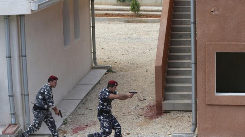 لبناني يحتجز العشرات في بنك ويهدد بإحراقه في حال عدم تسليمه أمواله بالدولار