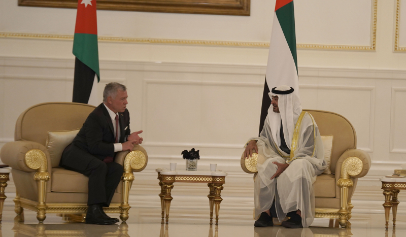 الملك يجري مباحثات مع ولي عهد أبوظبي