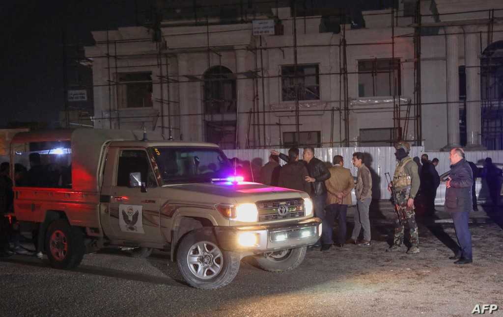 Security forces gather following a rocket attack in Arbil, the capital of the northern Iraqi Kurdish autonomous region, on February 15, 2021. - A volley of rockets targeted the Kurdish regional capital in northern Iraq late today, authorities said, as security sources confirmed that at least one hit a military complex hosting US-led coalition troops. (Photo by SAFIN HAMED / AFP)