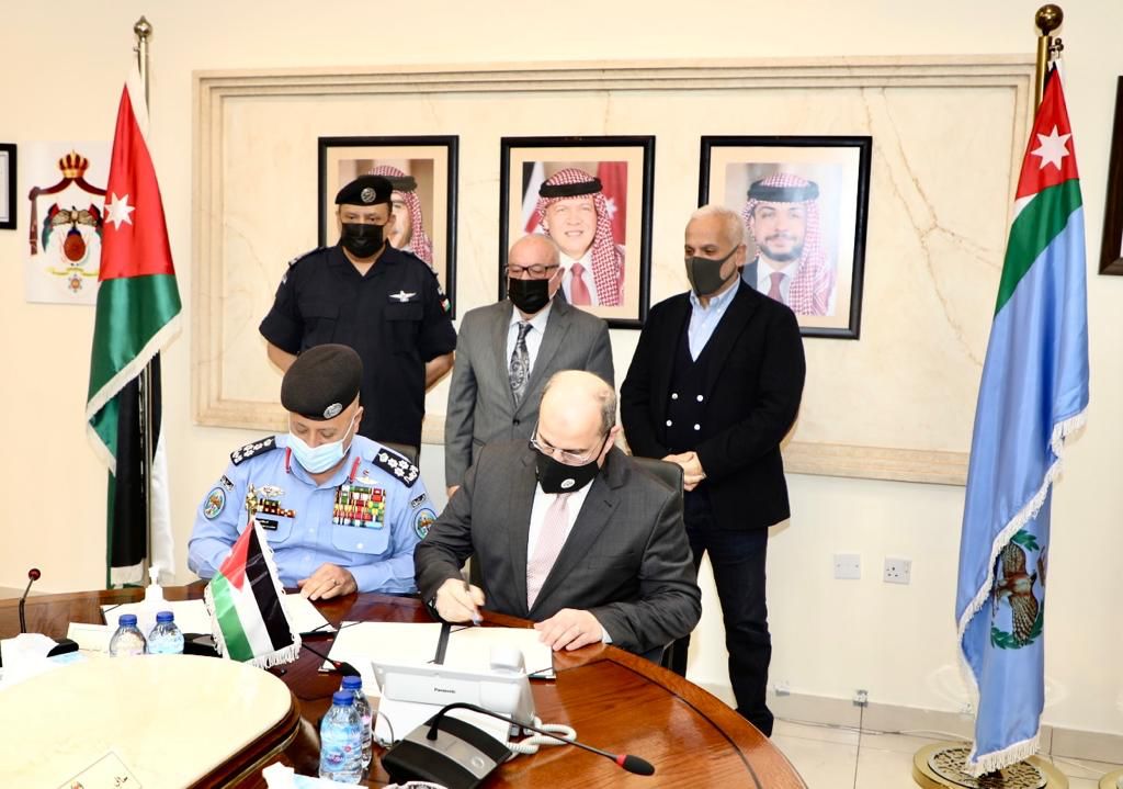 الكسبي والحواتمة يرعيان توقيع مذكرتي تفاهم بين دائرة العطاءات الحكومية ومديرية الامن العام في وزارة الاشغال