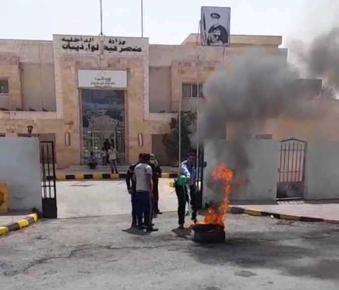 أحرقوا اطارات أمام متصرفية ذيبان ” خطوتهم القادمة التوجه الى الديوان الملكي “