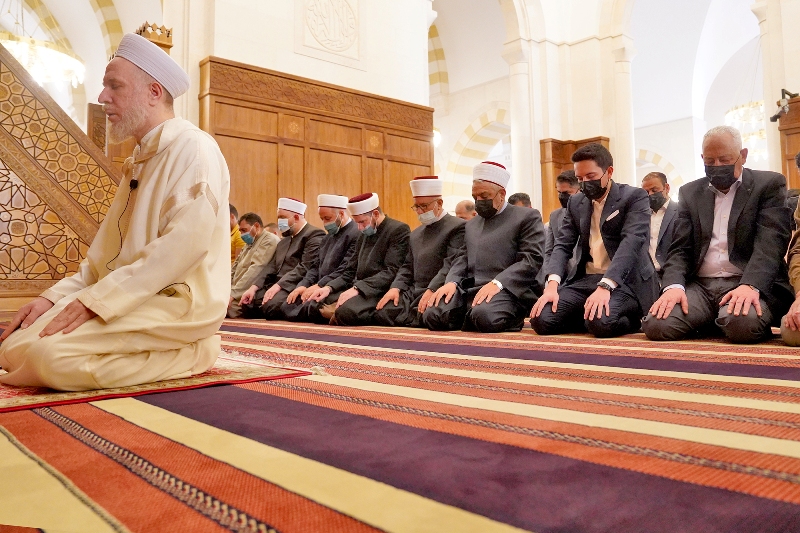 بالصور .. نائب الملك ولي العهد يشارك جموع المصلين أداء صلاة الجمعة