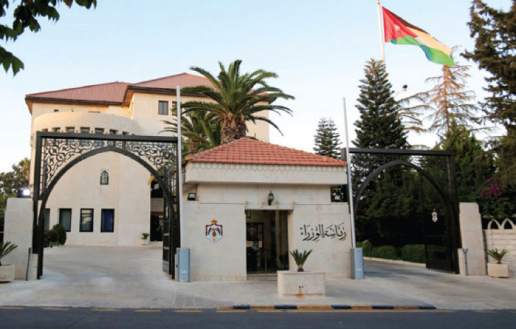 الحكومة تُلغي إلزامية الكمامة في الأماكن المفتوحة والمغلقة
