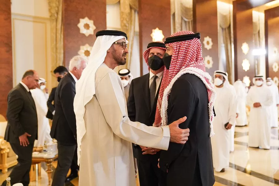 ولي العهد يقدم في أبوظبي العزاء إلى الشيخ محمد بن زايد آل نهيان