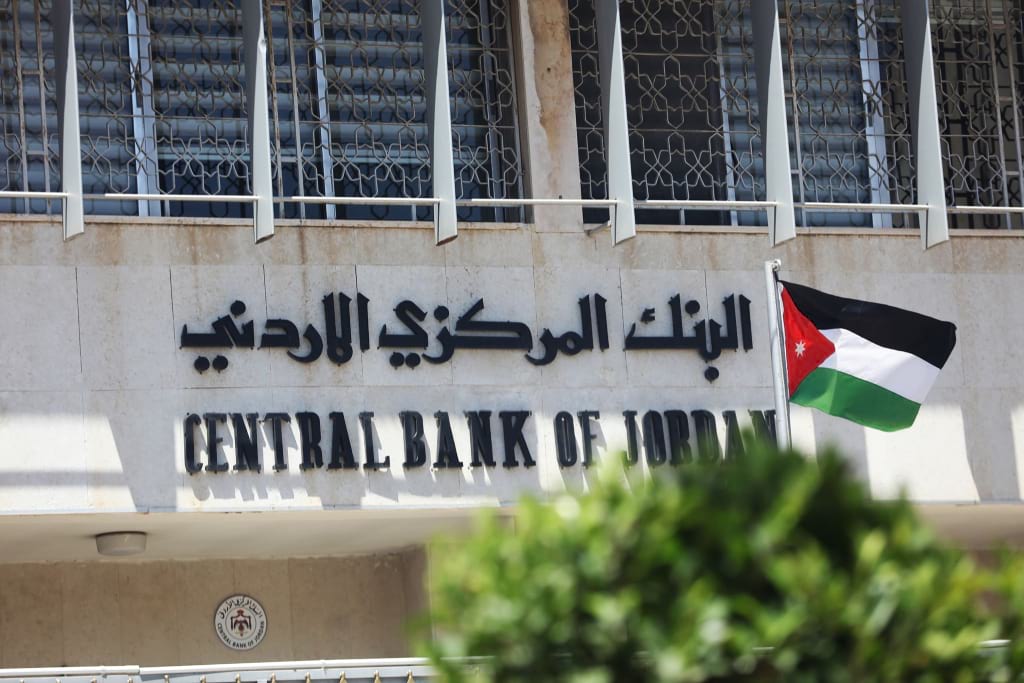 خبراء : استقرار الدينار وجذب الاستثمارات والسيطرة على التضخم يتطلب رفع سعر الفائدة